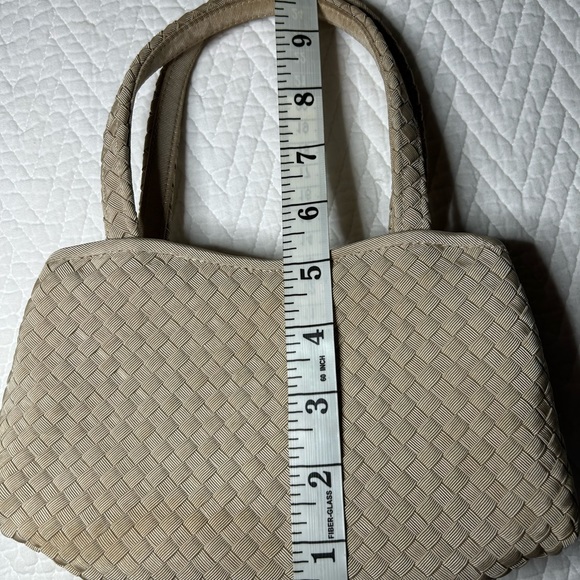 Sams Fifth Avenue woven to handle purse tan in color has pocket in the inside - Picture 3 of 9